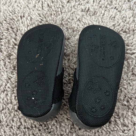 Robeez Grey Patent Leather Infant Flats - Picture 5 of 6